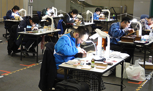 技能グランプリ「印章彫刻」の様子。